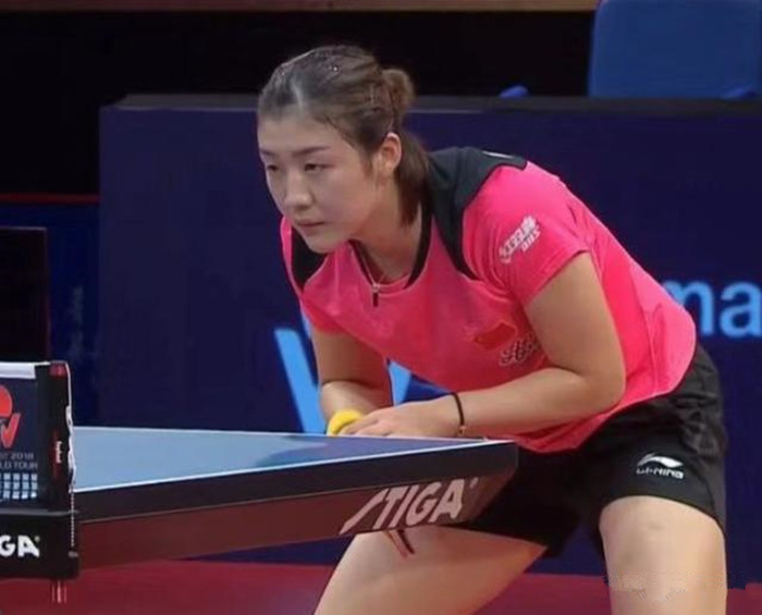 奥运选手敞篷巴士游行 上百公众于乌节路冒雨欢呼